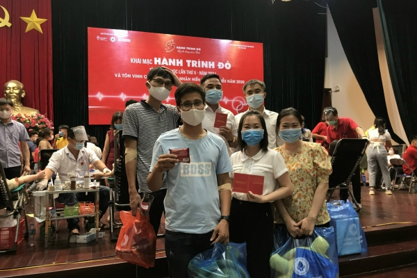 Cán bộ đoàn viên VPID tham gia ngày hội hiến máu tình nguyện